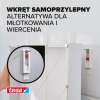 Zbliżenie na mocowanie samoprzylepnej śruby Tesa zamontowanej na białych płytkach łazienkowych