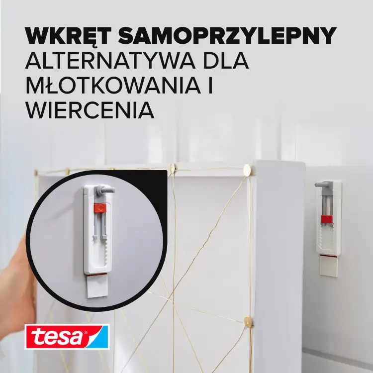 Zbliżenie na mocowanie samoprzylepnej śruby Tesa zamontowanej na białych płytkach łazienkowych