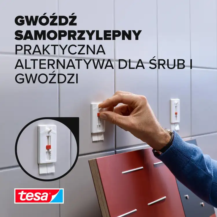 Montaż haczyka Tesa na płytkach ceramicznych umożliwia bezinwazyjne zawieszenie dekoracji ściennych