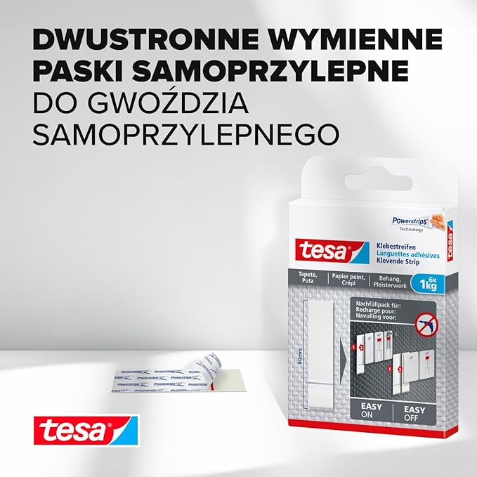 Zbliżenie na opakowanie Tesa z paskami samoprzylepnymi pokazującymi sposób montażu na ścianie