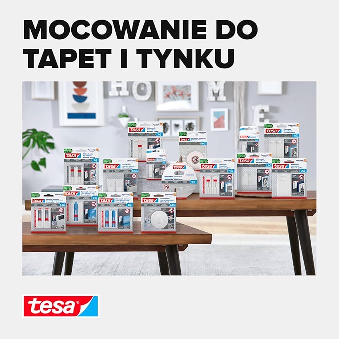 Na zdjęciu widoczne są różne opakowania pasków samoprzylepnych Tesa przeznaczonych do montażu na tapetach i tynku