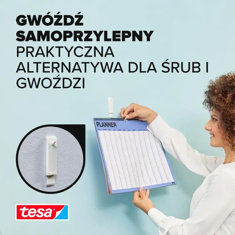 Kobieta zawiesza planner na ścianie przy użyciu samoprzylepnego gwoździa Tesa do tapet