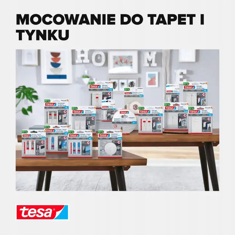 Na zdjęciu widoczne są różne opakowania haczyków samoprzylepnych Tesa przeznaczonych do montażu na tapetach