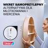 Kobieta mocuje półkę na ścianie przy użyciu samoprzylepnej śruby Tesa bez wiercenia
