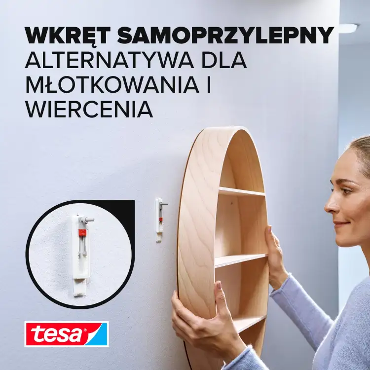 Kobieta mocuje półkę na ścianie przy użyciu samoprzylepnej śruby Tesa bez wiercenia