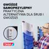 Mężczyzna montuje obraz na ścianie używając regulowanego gwoździa samoprzylepnego Tesa do tapet