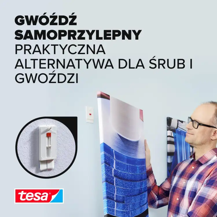 Mężczyzna montuje obraz na ścianie używając regulowanego gwoździa samoprzylepnego Tesa do tapet