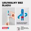 Zbliżenie na regulowany gwóźdź samoprzylepny Tesa podczas zdejmowania ze ściany bez pozostawiania śladów