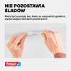 Ręce odklejają samoprzylepny haczyk tesa z gładkiej powierzchni bez pozostawiania śladów