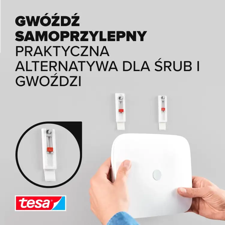 Montaż samoprzylepnych gwoździ Tesa na tynku prezentowany podczas zawieszania białego elementu na ścianie