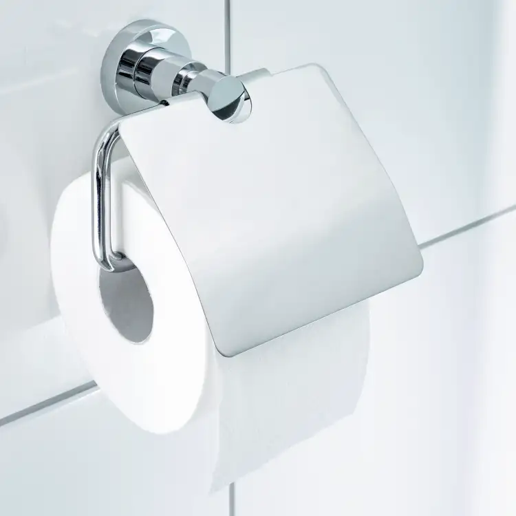 Chromowany uchwyt na papier toaletowy Tesa LOXX z rolką papieru zamocowaną w nowoczesnej łazience