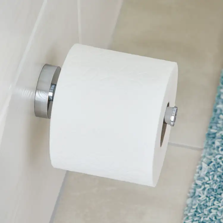 Chromowany uchwyt Tesa SMOOZ zamocowany na ścianie z rolką papieru toaletowego w nowoczesnej łazience