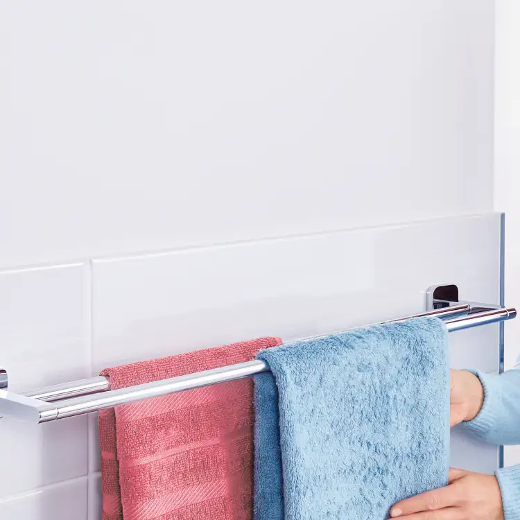 Na zdjęciu widoczny podwójny reling Tesa ELEGAANT z ręcznikami w nowoczesnej łazience
