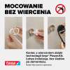 Czarny uchwyt na papier toaletowy Tesa MOON BLACK eksponowany na tle jasnej łazienkowej ściany