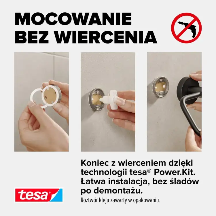 Czarny uchwyt na papier toaletowy Tesa MOON BLACK eksponowany na tle jasnej łazienkowej ściany